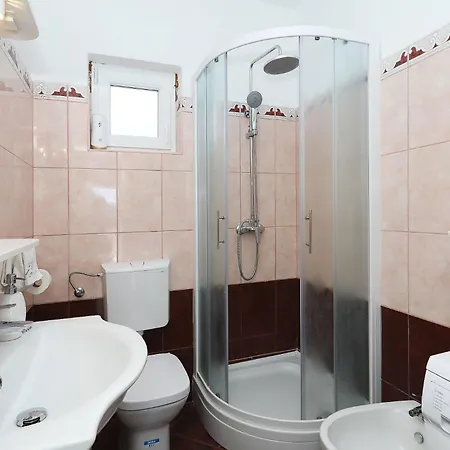 Marina, No 2 ロバニスカ