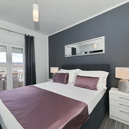 アパート Marina, No 2 *