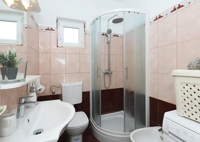 Marina, No 2 Рованьска